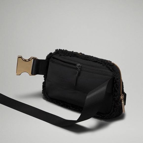 Lululemon Black Sherpa Everywhere Belt Bag 1L Fleece Black with Gold hardware - Picture 4 of 12